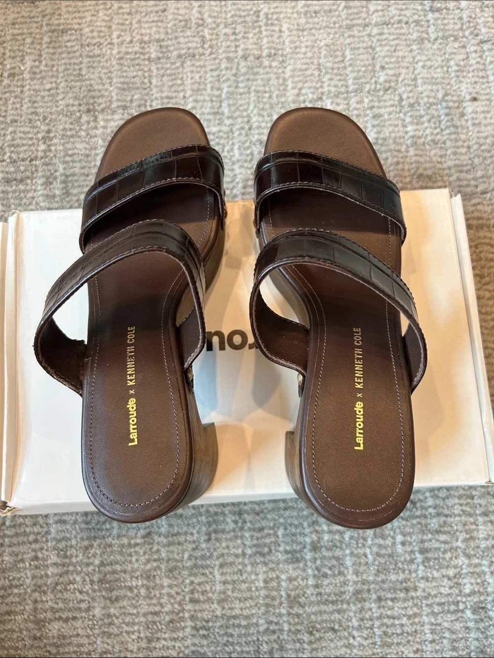 LARROUDÉ X KENNETH COLE: SANDAL DARK OAK CROCO LEATHER 7